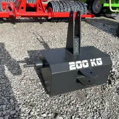 Czarny obciążnik do ciągnika o wadze 200 kg z zaczepami.