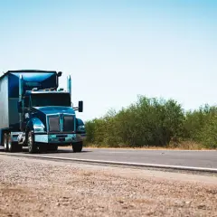 Ciągnik siodłowy – co to jest i jak wpływa na transport?