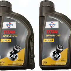 Dwie butelki oleju FUCHS TITAN SINTOFLUID 75W-80. Zastanawiasz się, jaki olej do skrzyni biegów wybrać? Ten syntetyczny płyn zapewnia oszczędność paliwa.