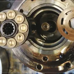 Rozłożona zwolnica z tłoczkami i tarczą rozdzielającą. Widoczne elementy hydrauliczne, gotowe do montażu.