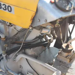 C-330 z wspomaganiem elektrycznym. Widoczny fragment silnika, przewody hydrauliczne i dźwignia zmiany biegów.
