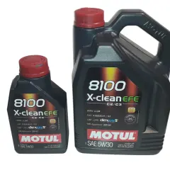 Dwie butelki oleju silnikowego Motul 8100 X-clean EFE SAE 5W30 na białym tle.
