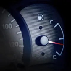 Wskaźnik paliwa w aucie 2.0 TDI pokazuje niski poziom. Czas na tankowanie!
