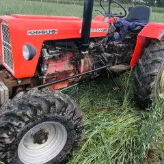 Czerwony Ursus 335M-3P, z doczepionymi obciążnikami, gotowy do pracy w polu. Ten wierny ciapek to symbol polskiego rolnictwa.