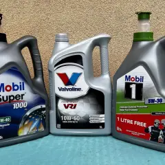 Trzy bańki oleju silnikowego: Mobil Super 1000 15W-40, Valvoline VR1 10W-60 i Mobil 1 ESP 5W-30. Jaki olej do silnika benzynowego?