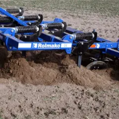 Niebieski agregat Rolmako wykonuje podorywkę, spulchniając ziemię i przygotowując pole do kolejnych prac.