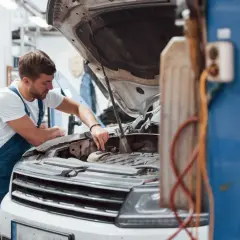 Ile zarabia mechanik z własnym warsztatem? Poznaj fakty i wyzwania