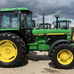 Zielony John Deere 3650 z żółtymi felgami, gotowy do pracy na polu.