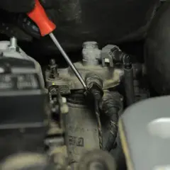 Gdzie jest filtr paliwa w Hyundai i20 benzyna? Oto, co musisz wiedzieć