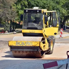 Czy ciągnik rolniczy jest pojazdem wolnobieżnym? Sprawdź przepisy!