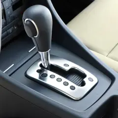 Dźwignia zmiany biegów w Audi z technologią multitronic. Widoczne przyciski P, R, N, D, S.