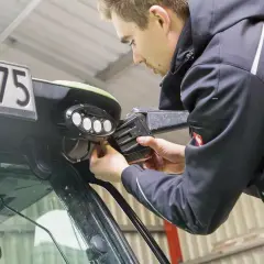 Jak podłączyć lampy LED w ciągniku - uniknij najczęstszych błędów