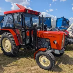 Czerwony Ursus C-360, klasyk polskiego rolnictwa. Zastanawiasz się, ile waży ciągnik C 360? Ten model to ok. 2,5 tony.