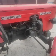 Czerwony Ursus C-360 3P, klasyk polskiej motoryzacji. Ile km ma ten legendarny traktor?