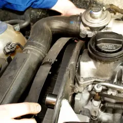 Mechanik używa blokady rozrządu do precyzyjnego ustawienia paska rozrządu w silniku samochodowym.