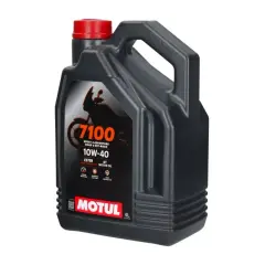 Czarny kanister z olejem Motul 7100 10W-40. Porównanie z Motul 5100.