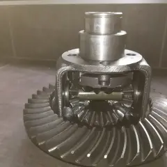 Metalowy dyfer z zębatkami, gotowy do montażu w samochodzie.