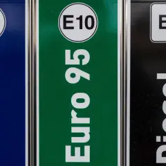 Benzyna E10 do jakiego auta? Sprawdź, czy Twój samochód jest kompatybilny