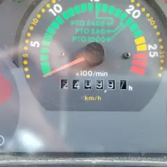 Zegar ciągnika Zetor pokazuje 240997 motogodzin. Czerwony wskaźnik STOP jest widoczny.