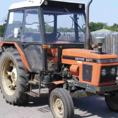 Pomarańczowy Zetor 5211 z przyczepą. Poznaj zetor 5211 dane techniczne i możliwości tego ciągnika.