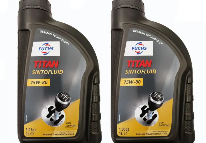 Dwie butelki oleju FUCHS TITAN SINTOFLUID 75W-80. Zastanawiasz się, jaki olej do skrzyni biegów wybrać? Ten syntetyczny płyn zapewnia oszczędność paliwa.