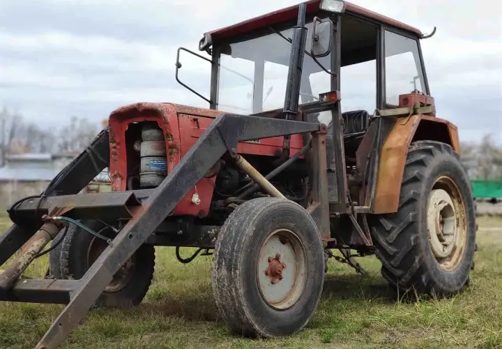 Czerwony Ursus C-360 z ładowaczem. Zastanawiasz się, ile waży Ursus C-360? Ten model to solidna maszyna rolnicza.
