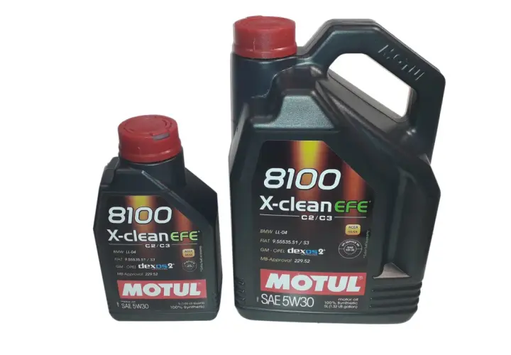 Dwie butelki oleju silnikowego Motul 8100 X-clean EFE SAE 5W30 na białym tle.