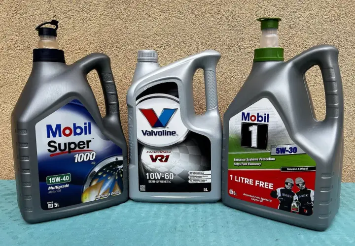 Trzy bańki oleju silnikowego: Mobil Super 1000 15W-40, Valvoline VR1 10W-60 i Mobil 1 ESP 5W-30. Jaki olej do silnika benzynowego?
