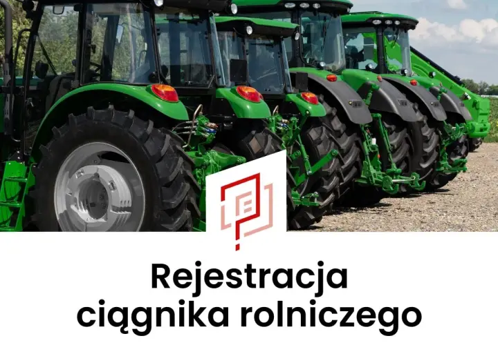 Rząd zielonych ciągników rolniczych. Dowiedz się, jak wyrejestrować ciągnik rolniczy bez złomowania, aby zachować jego wartość.
