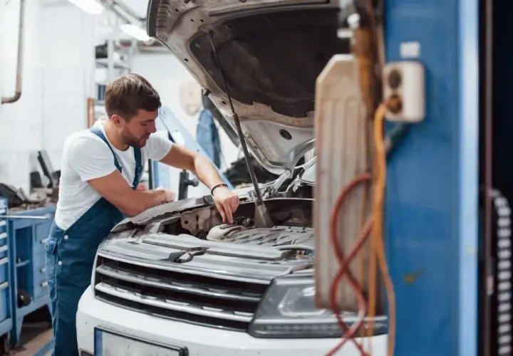 Ile zarabia mechanik z własnym warsztatem? Poznaj fakty i wyzwania