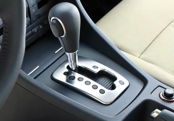 Dźwignia zmiany biegów w Audi z technologią multitronic. Widoczne przyciski P, R, N, D, S.