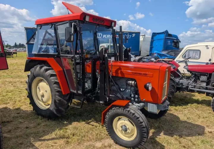 Czerwony Ursus C-360, klasyk polskiego rolnictwa. Zastanawiasz się, ile waży ciągnik C 360? Ten model to ok. 2,5 tony.