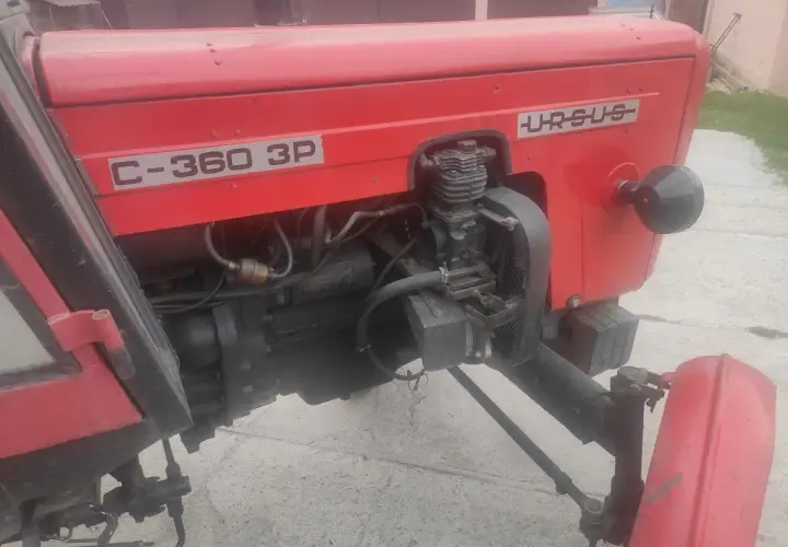Czerwony Ursus C-360 3P, klasyk polskiej motoryzacji. Ile km ma ten legendarny traktor?