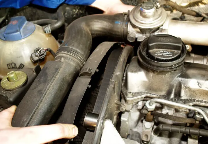 Mechanik używa blokady rozrządu do precyzyjnego ustawienia paska rozrządu w silniku samochodowym.