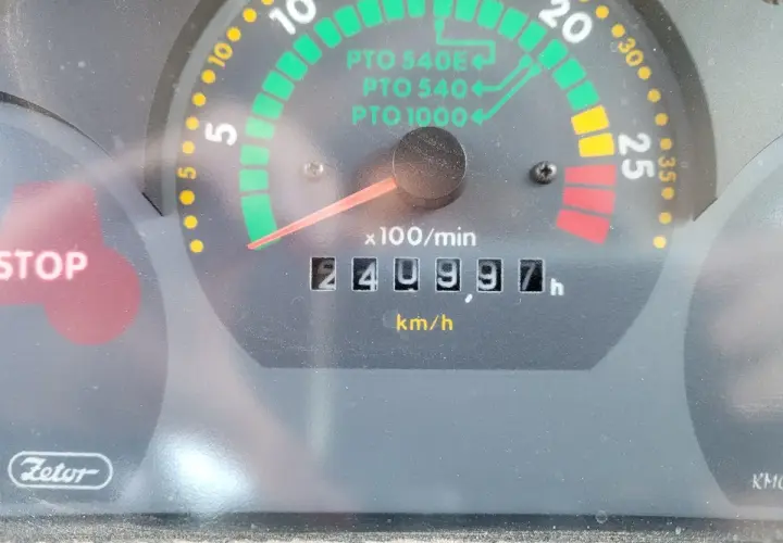 Zegar ciągnika Zetor pokazuje 240997 motogodzin. Czerwony wskaźnik STOP jest widoczny.