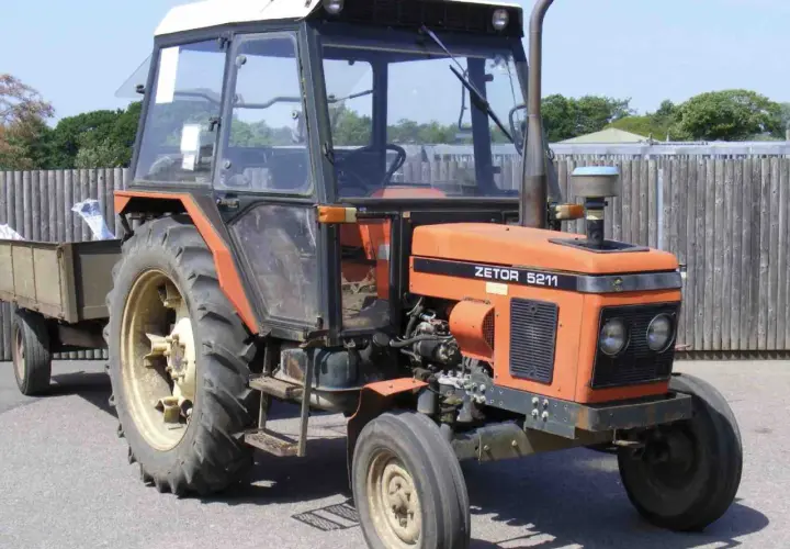 Pomarańczowy Zetor 5211 z przyczepą. Poznaj zetor 5211 dane techniczne i możliwości tego ciągnika.