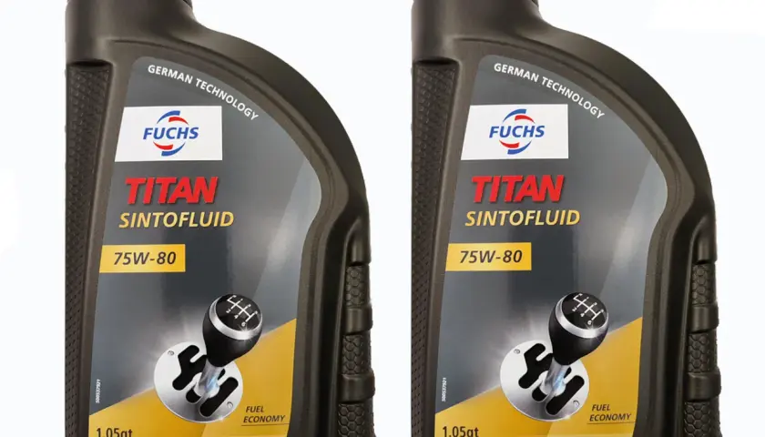 Dwie butelki oleju FUCHS TITAN SINTOFLUID 75W-80. Zastanawiasz się, jaki olej do skrzyni biegów wybrać? Ten syntetyczny płyn zapewnia oszczędność paliwa.