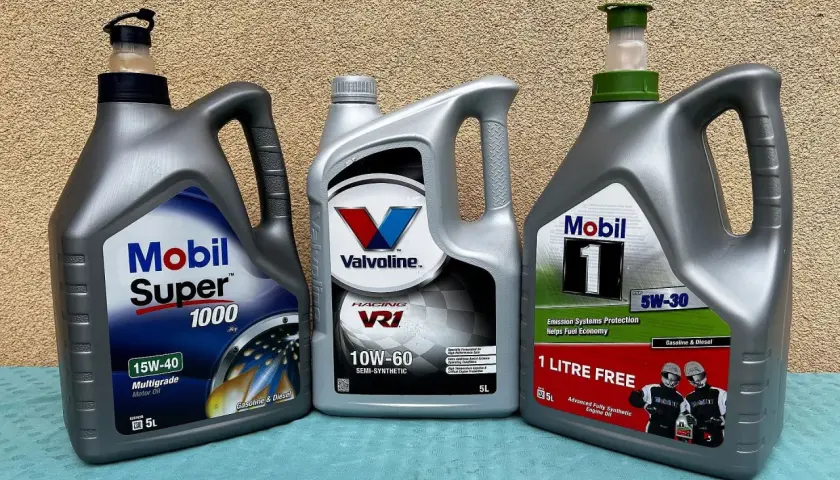 Trzy bańki oleju silnikowego: Mobil Super 1000 15W-40, Valvoline VR1 10W-60 i Mobil 1 ESP 5W-30. Jaki olej do silnika benzynowego?