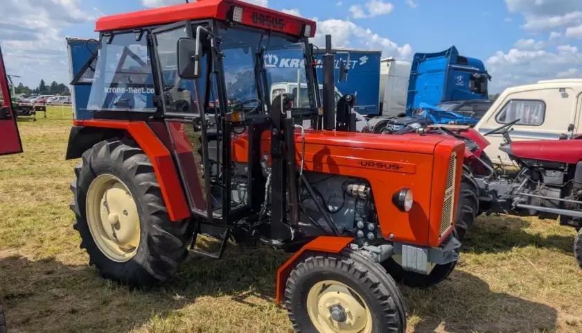 Czerwony Ursus C-360, klasyk polskiego rolnictwa. Zastanawiasz się, ile waży ciągnik C 360? Ten model to ok. 2,5 tony.