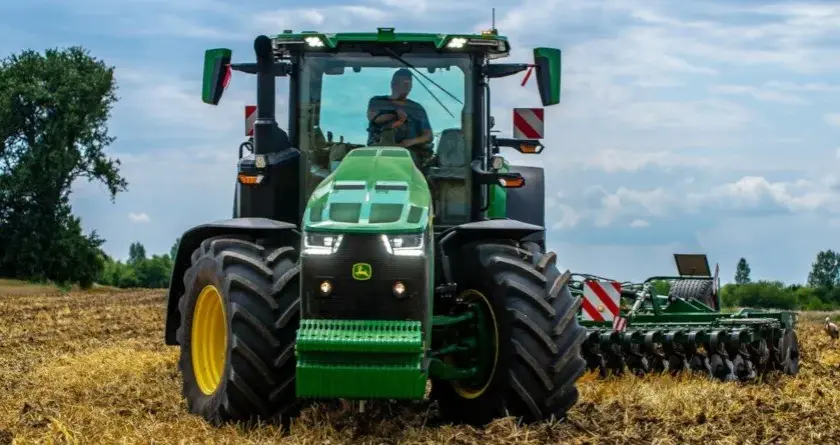 Ile ton może ciągnąć ciągnik rolniczy? Sprawdź, zanim kupisz sprzęt