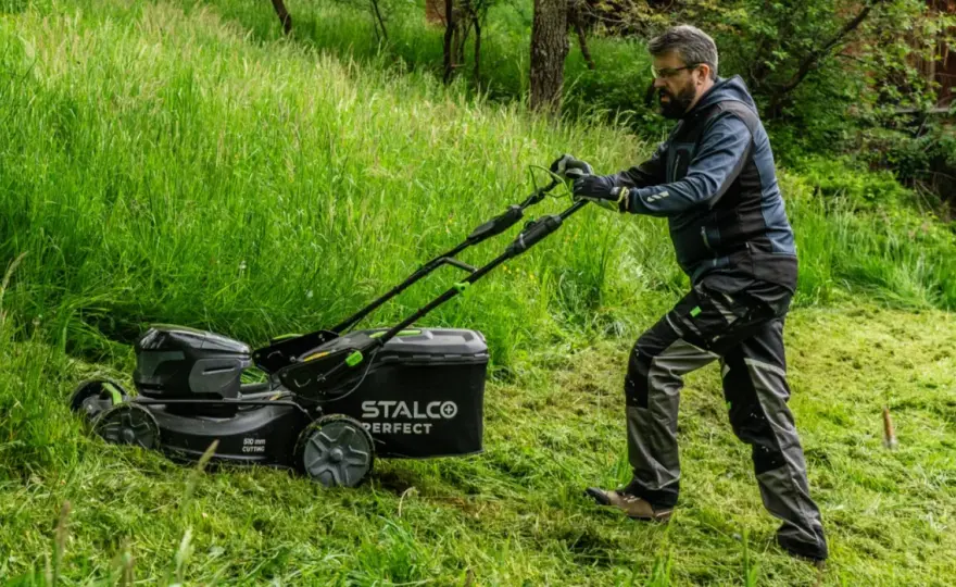 Kosz na trawę - Kiedy jest najlepszy dla czystego trawnika?