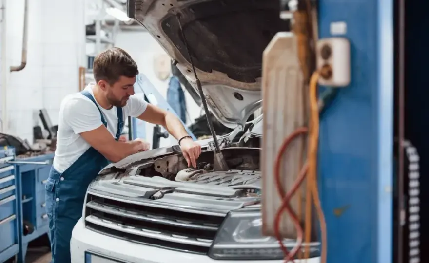 Ile zarabia mechanik z własnym warsztatem? Poznaj fakty i wyzwania