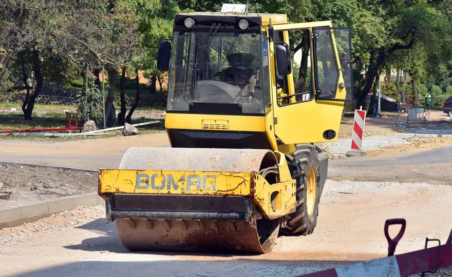 Czy ciągnik rolniczy jest pojazdem wolnobieżnym? Sprawdź przepisy!