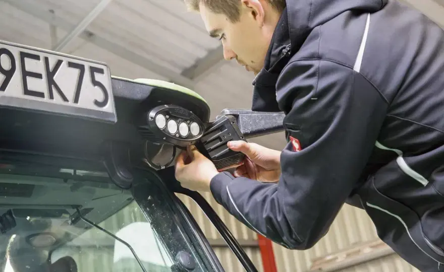 Jak podłączyć lampy LED w ciągniku - uniknij najczęstszych błędów
