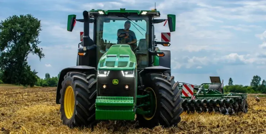 Ile ton może ciągnąć ciągnik rolniczy? Sprawdź, zanim kupisz sprzęt