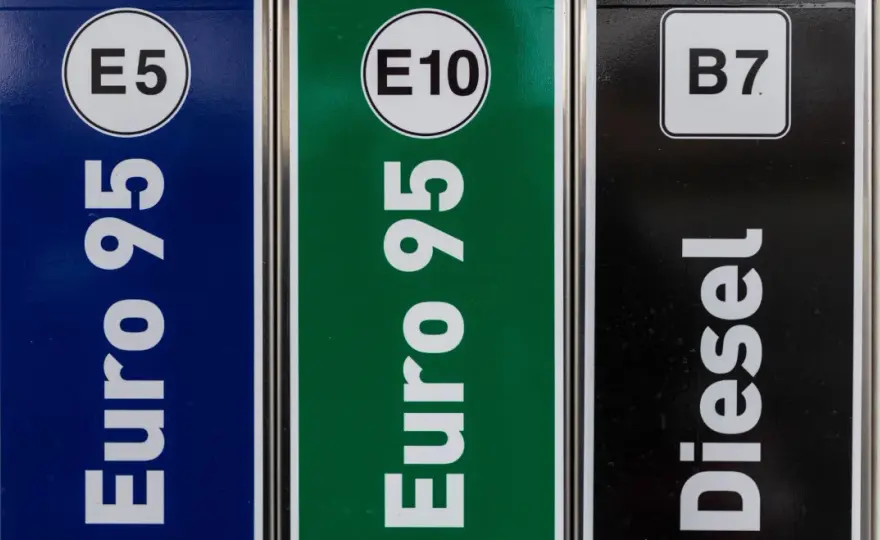 Benzyna E10 do jakiego auta? Sprawdź, czy Twój samochód jest kompatybilny