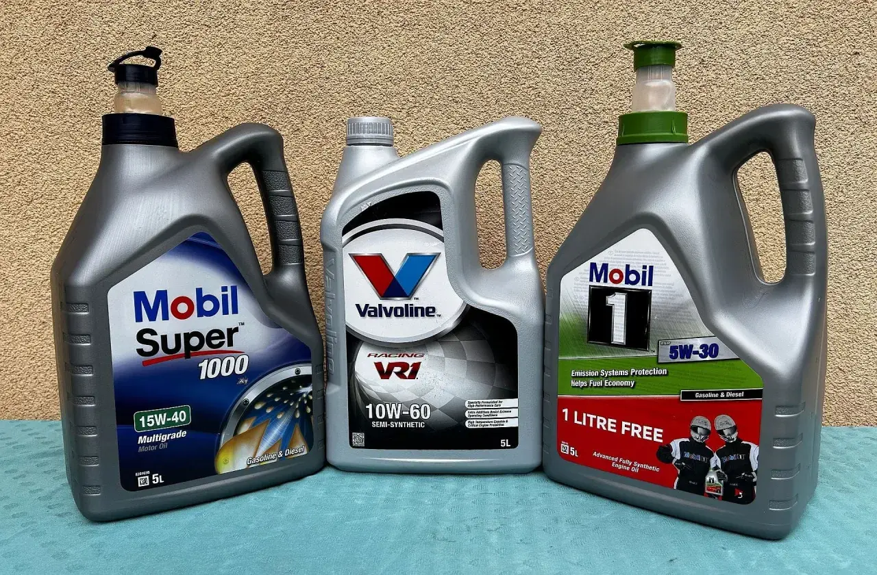 Trzy bańki oleju silnikowego: Mobil Super 1000 15W-40, Valvoline VR1 10W-60 i Mobil 1 ESP 5W-30. Jaki olej do silnika benzynowego?
