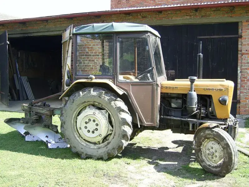 Ile waży ciągnik C 330? Odkryj różnice w masie i wyposażeniu