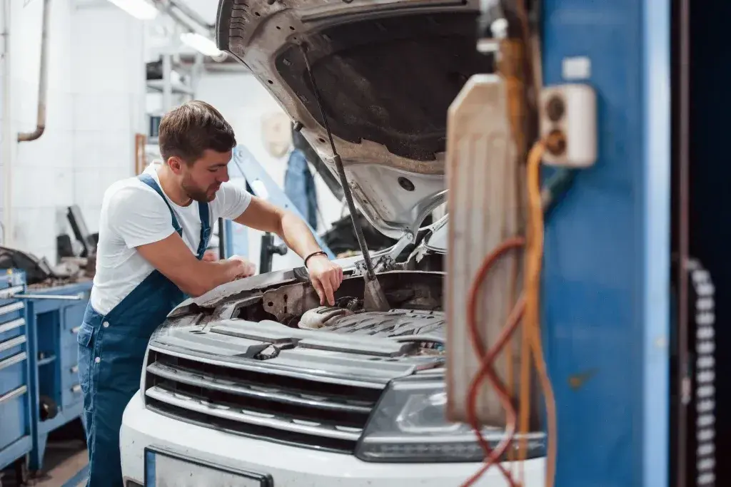 Ile zarabia mechanik z własnym warsztatem? Poznaj fakty i wyzwania