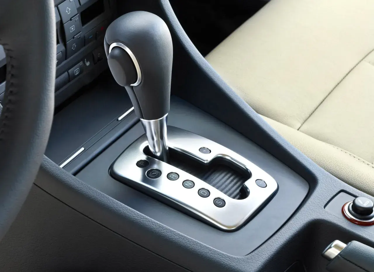 Dźwignia zmiany biegów w Audi z technologią multitronic. Widoczne przyciski P, R, N, D, S.